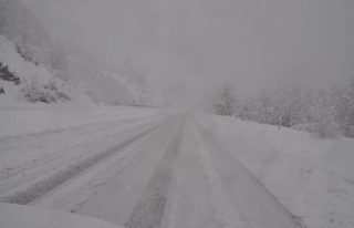 Devrek'te karla kapanan köy yolları ekiplerce açılıyor...
