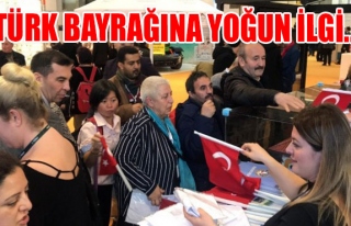 Türk Bayrağına yoğun ilgi...