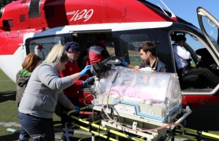 Afgan bebek, ambulans helikopterle sevk edildi