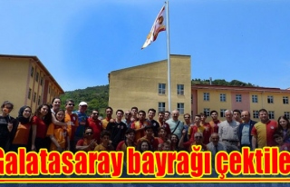 Galatasaray bayrağı çektiler