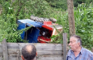 Düzce'de Traktör Şarampole Devrildi: 2 Kişi Yaralı
