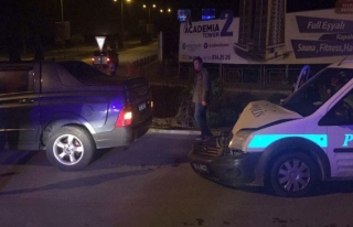Bolu Caddesi'nde polis aracı ile otomobil çarpıştı:...