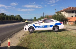 Bartın' ada yola maket trafik polis aracı konuldu