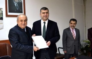 AK Parti İlçe Başkanı Yavuz mazbatasını aldı