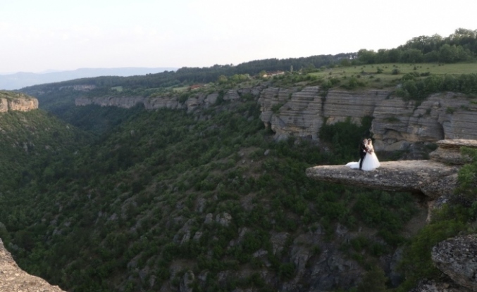 100 metre yükseklikteki "taş terasta" düğün fotoğrafı çektirdiler